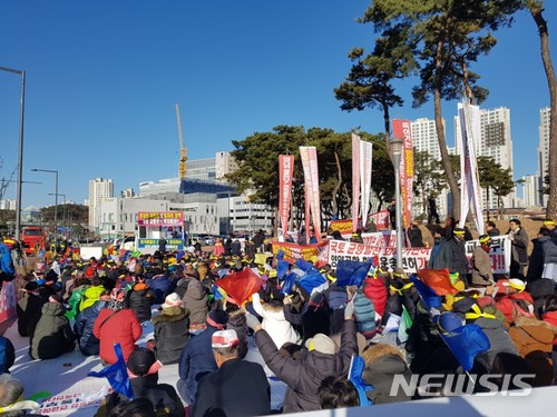 【세종=뉴시스】조명규 기자 = 5일 강원 양양군번영회 등 14개 기관 및 사회단체, 지역주민 600여명이 세종시 국토교통부 청사 앞에서 '플라이양양 신규면허 촉구 집회'를 열고 장관 면담을 요구하고 있다.2017.12.05 (사진=양양군청 제공) photo@newsis.com