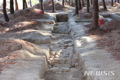 【삼척=뉴시스】김태식 기자 = 5일 강원 삼척시 도계읍 흥전리사지 발굴조사지역에서 통일신라시대 승단 조직에서 사용한 청동 승관인이 확인된 가운데 관계자들이 현장에서 유구와 유물 등에 대한 설명회를 했다.2017.12.05  newsenv＠newsis.com