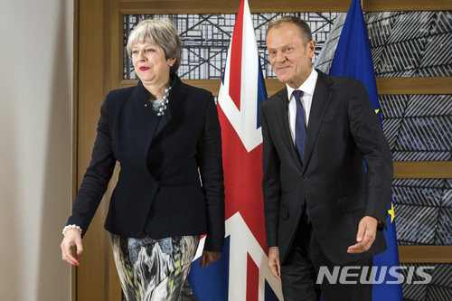 【브뤼셀=AP/뉴시스】 테리사 메이 영국 총리가 4일(현지시간) 벨기에 브뤼셀에 있는 유로파 건물에서 도날트 투스크 유럽연합(EU) 정상회의 상임의장과 만나고 있다. 2017.12.05