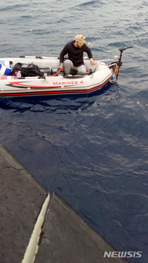 【람페두자=AP/뉴시스】고무보트를 타고 홀로 바다를 표류하던 30세 시리아 난민 남성이 지난 1일(현지시간) 리비아 영해 근처에서 비영리 난민구조단체 '프로액티바 오픈 암스'(POA)에 의해 구조됐다. 2017.12.5.