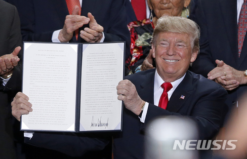 【솔트레이크시티 (미 유타주) = AP/뉴시스】 도널드 트럼프 미국대통령이 4일 (현지시간) 유타주 의회 의사당에서 베어스 이어스 등 유타주 최대의 2개 국립기념물 크기를 대폭 축소하는 선언서에 서명한 뒤 들어보이고 있다.&nbsp; 2017.12.05&nbsp;&nbsp;&nbsp; 