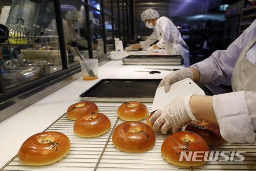 【서울=뉴시스】최동준 기자 = 5일 서울 시내 한 파리바게뜨 가맹점에서 제빵기사들이 업무를 보고 있다. 고용부가 파리바게뜨를 상대로 내린 제빵기사 직접고용 시정지시 이행 기한이 오늘(5일) 자정을 기점으로 끝이 난다. 2017.12.05. photocdj@newsis.com