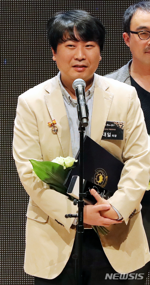 【서울=뉴시스】박주성 기자 = 5일 오후 서울 삼성동 코엑스에서 열린 2017 대한민국 콘텐츠 대상 시상식에서 해외진출 유공 대통령표창을 수상한 펄어비스 김대일 의장이 소감을 말하고 있다. 2017.12.05. park7691@newsis.com