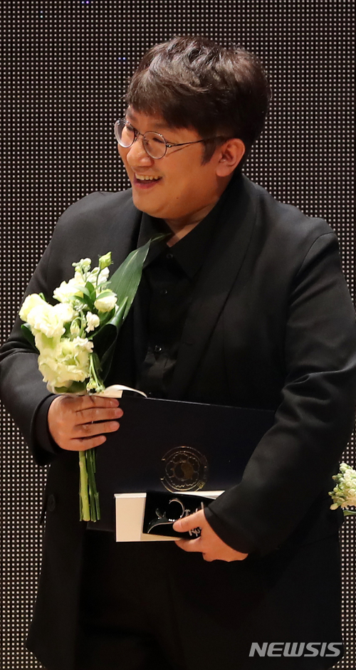 【서울=뉴시스】박주성 기자 = 5일 오후 서울 삼성동 코엑스에서 열린 2017 대한민국 콘텐츠 대상 시상식에서 해외진출 유공 대통령표창을 수상한 빅히트엔터테인먼트 방시혁 대표이사가 웃음 짓고 있다. 2017.12.05. park7691@newsis.com