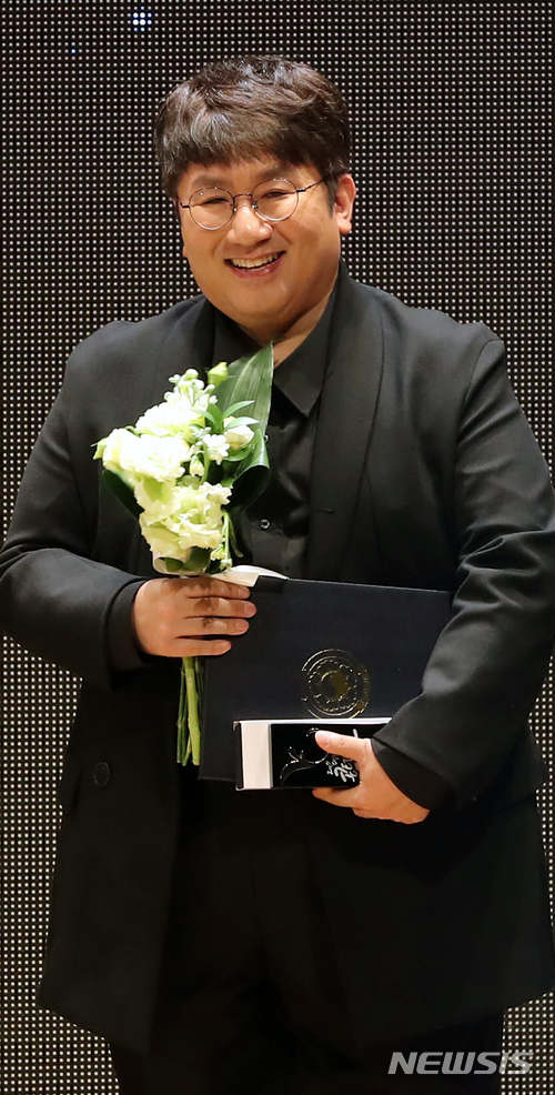 【서울=뉴시스】박주성 기자 = 5일 오후 서울 삼성동 코엑스에서 열린 2017 대한민국 콘텐츠 대상 시상식에서 해외진출 유공 대통령표창을 수상한 빅히트엔터테인먼트 방시혁 대표이사가 웃음 짓고 있다. 2017.12.05. park7691@newsis.com