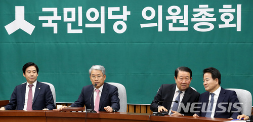 【서울=뉴시스】이영환 기자 = 5일 오후 서울 여의도 국회 제3회의실에서 열린 국민의당 의원총회에서 김동철 원내대표가 개회를 알리고 있다.왼쪽부터 이용호 정책위의장, 김 원내대표, 박주선, 정동영 의원. 2017.12.05.20hwan@newsis.com