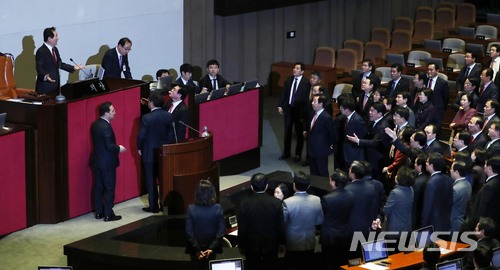 【서울=뉴시스】홍효식 기자 = 내년도 예산안 처리를 앞둔 5일 오후 서울 여의도 국회 본회의장에서 열린 제354회 국회(정기회) 제16차 본회의에서 자유한국당 정우택 원내대표 등 의원들이 정세균 국회의장에게 본회의 속개한 것에 대해 항의하고 있다. 2017.12.05. yesphoto@newsis.com