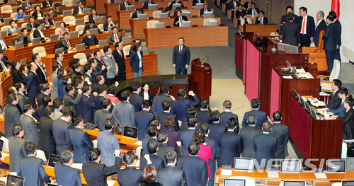 【서울=뉴시스】이영환 기자 = 5일 오후 서울 여의도 국회 본회의장에서 속개된 제354회 국회(정기회) 제16차 본회의에서 자유한국당 정우택 원내대표, 더불어민주당 우원식 원내대표, 국민의당 김동철 원내대표 정세균 국회의장이 정회 논의를 하고 있다. 2017.12.05.20hwan@newsis.com