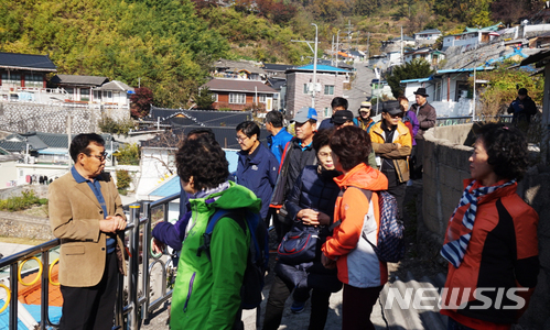 【안동=뉴시스】김진호 기자 = 관광객들이 안동시 신세동 벽화마을을 둘러보고 있다. 2018.12.17 (사진=뉴시스DB) photo@newsis.com