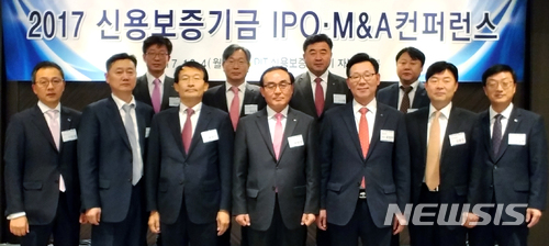 【서울=뉴시스】이현주 기자 = 신용보증기금은 각계 전문가와 유망 중소기업 대표 등 70여명이 참가한 가운데 IPO·M&A 컨퍼런스를 개최했다고 6일 밝혔다. 박학양 신용보증기금 이사(앞줄 가운데)가 4일 서울 더플라자 호텔에서 개최된 컨퍼런스에 참석해 전문기관 관계자들과 기념촬영을 하고 있다. (사진 = 신보 제공) <관련기사 있음>