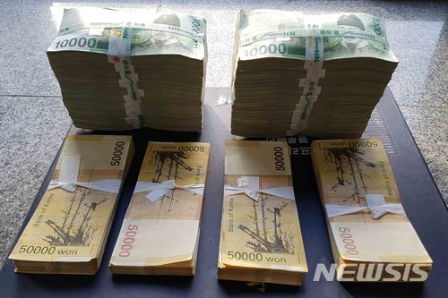 【부산=뉴시스】 하경민 기자 = 부산 연제경찰서는 6일 심신미약 상태인 여성이 거리에 놓고 간 현금 4000만원이 든 검정 비닐봉지를 가져간 A(47)씨를 점유이탈물횡령 혐의로 불구속 입건했다고 밝혔다. 2017.12.06. (사진=부산경찰청 제공)yulnetphoto@newsis.com