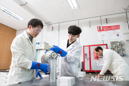 【진주=뉴시스】정경규 기자 = 경남 진주 경남과학기술대학교 오현철 교수(왼쪽)와 박재우 연구원이 극저온 측정 실험을 하고 있다.2017.12.06.(사진=경남과기대 제공)photo@newsis.com