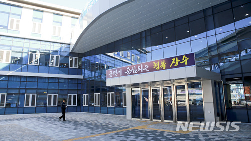 【장수=뉴시스】윤난슬 기자 = 장수군은 미세먼지 감축의 일환으로 대기환경 개선을 실천하는 전기자동차 구매자를 대상으로 한 민간보급 사업을 추진한다고 5일 밝혔다. 사진은 장수군청 청사 모습. 2018.04.05.(사진=장수군 제공) photo@newsis.com