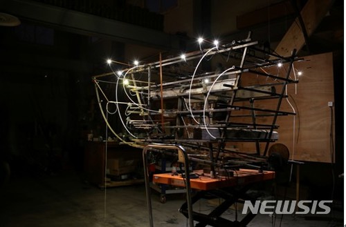 【서울=뉴시스】우리들의 주말을 거북이는 모른다 (Only the Turtle Remains Unaware of Our Weekend)2017철, 나무, 모터 LED, PVC 120 X 130 X 120 cm