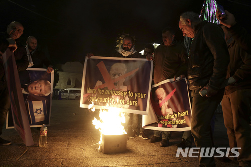 【베들레헴=AP/뉴시스】도널드 트럼프 미국 대통령이 예루살렘을 이스라엘의 수도로 인정할 것으로 알려진 가운데 6일(현지시간) 서안지구 베들레헴에서 팔레스타인 시위대가 모여 트럼프 대통령의 사진을 불태우고 있다. 2017.11.06 