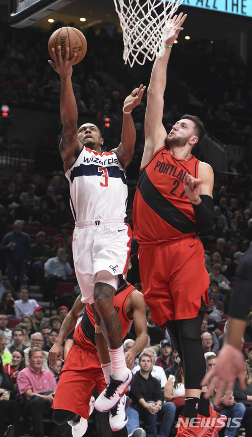 【포틀랜드=AP/뉴시스】 워싱턴 위저즈 가드 브래들리 빌(왼쪽)이 6일(한국시간) 포틀랜드 트레일 블레이저스와 경기에서 수비를 피해 레이업 득점을 시도하고 있다. 