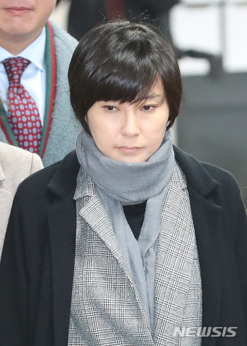【서울=뉴시스】김선웅 기자 = 최순실 씨의 조카 장시호 씨가 6일 오후 서울 서초구 서울중앙지방법원에서 열린 '국정농단 사건' 1심 선고 공판에 출석하고 있다. 2017.12.06. mangusta@newsis.com