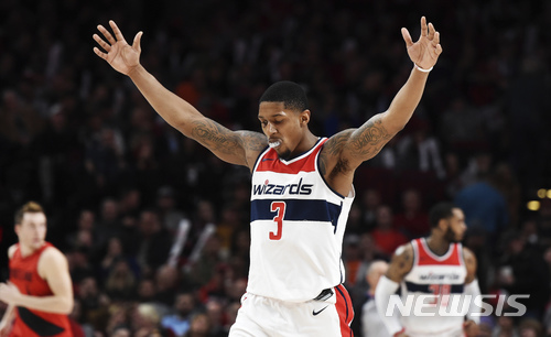 【포틀랜드=AP/뉴시스】 워싱턴 위저즈 브래들리 빌이 6일(한국시간) 포틀랜드 트레일 블레이저스와 경기에서 자신의 한 경기 최다인 51점을 넣으며 승리를 이끌었다. 