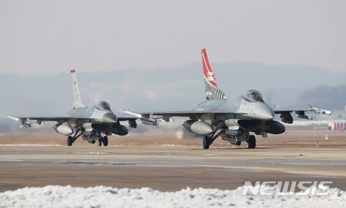【평택=뉴시스】 사진공동취재단 = 한미 양국 공군이 역대 최대 규모로 진행하는 연합공중훈련 '비질런트 에이스'(Vigilant ACE) 훈련이 계속되고 있는 6일 오후 경기도 평택시 주한미공군 오산기지에서 F-16 전투기들이 분주하게 이동하고 있다. 2017.12.06.&nbsp; photo@newsis.com
