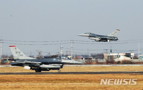 【평택=뉴시스】 사진공동취재단 = 한미 양국 공군이 역대 최대 규모로 진행하는 연합공중훈련 '비질런트 에이스'(Vigilant ACE) 훈련이 계속되고 있는 6일 오후 경기도 평택시 주한미공군 오산기지에서 F-16 전투기들이 분주하게 이동하고 있다. 2017.12.06.&nbsp; photo@newsis.com