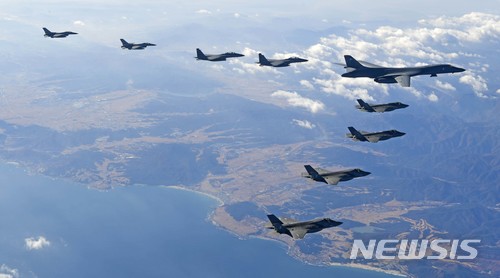 【서울=뉴시스】 한국공군 F-16 2대(왼쪽부터), F-15K 2대, 美 B-1B 1대, F-35A 2대, F-35B 2대가 편대를 이루어 한반도 상공을 비행하고 있다. 2017.12.06. (사진=공군 제공) photo@newsis.com