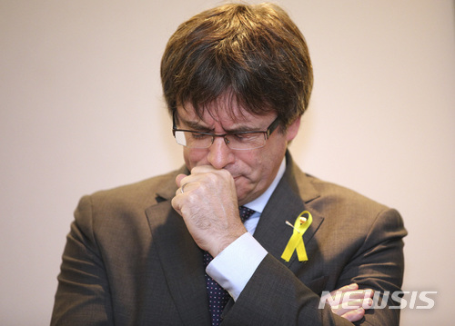 【브뤼셀=AP/뉴시스】스페인 중앙정부로부터 해임된 카를레스 푸지데몬 전 카탈루냐 자치정부 수반이 6일(현지시간) 브뤼셀에서 기자회견을 진행하고 있다. 2017.12.7.