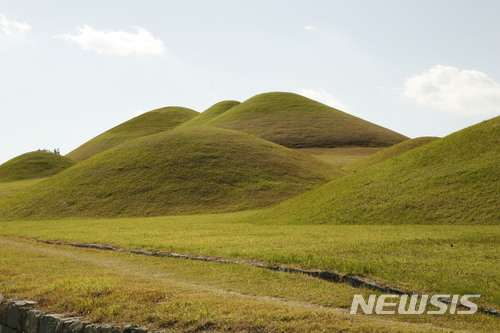 【고성(경남)=뉴시스】신정철 기자 = 경남 고성군은 내년 1월 송학동고분군(사진) 정비공사 준공식에 맞춰 소가야의 역사적 의의와 방향을 알리는 소가야 비전 선포식을 갖고, 4월에는 국립가야문화재연구소 주최 학술심포지엄을 개최할 예정이라고 7일 밝혔다. 2017.12.07.(사진=고성군 제공)  photo@newsis.com