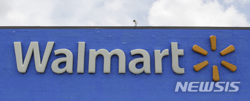 【하이얼리 가든스(미 플로리다주)=AP/뉴시스】지난 1월1일 미 플로리다주 하이얼리 가든스에 위치한 세계 최대 소매 유통업체 월마트 매장의 로고 모습. 아마존의 시장점유율이 점점 커지는 가운데 월마트는 6일 내년 2월1일부터 회사의 법적 이름을 '월마트 스토어'에서 '월마트'로 바꾼다고 밝혔다. 월마트는 온라인 부문에 대한 투자를 크게 확대해 아마존과의 격차를 줄인다는 계획이다. 2017.12.7.