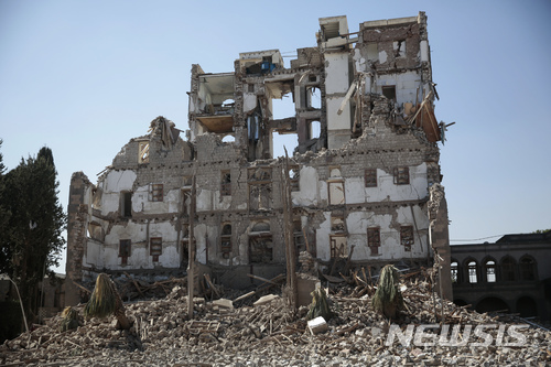 【사나(예멘)=AP/뉴시스】예멘수도 사나의 공화국 궁전(Republic Palace)이 6일 사우디아라비아가 주도하는 연합군의 공습으로 파괴돼 잔해만 남아 있다. 도널드 트럼프 미 대통령은 이날 사우디에 예멘 봉쇄를 즉각 해제하라고 촉구했다. 2017.12.7.