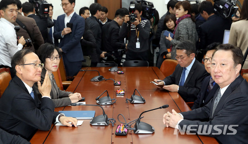 【서울=뉴시스】박영태 기자 =&nbsp; 홍영표 국회 환경노동위원회 위원장과 박용만(오른쪽) 대한상공회의소 회장이 7일 오전 서울 영등포구 여의도 국회 환경노동위원회 소회의실에서 만나 이야기를 나누고 있다. 2017.12.07.since1999@newsis.com