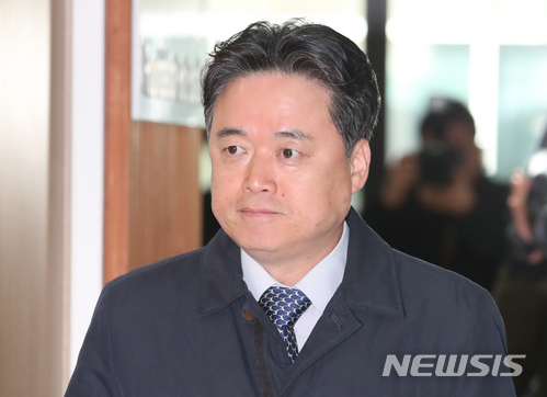 【서울=뉴시스】고승민 기자 = MBC 사장 후보인 최승호 뉴스타파 PD가 최종 면접을 보기 위해 7일 오후 서울 여의도 방송문화진흥회에서 열린 이사회에 들어서고 있다. 최종 3인의 후보는 이우호 전 MBC 논설실장, 임흥식 전 MBC 논설위원, 최승호 뉴스타파 PD이며, 이날 선출된 새 사장의 임기는 지난 13일 해임된 김장겸 전 사장의 잔여 임기인 2020년 정기 주주총회까지다. 방문진 이사회는 이날 최종면접을 페이스북 MBC계정 인터넷방송을 통해 생중계한다. 2017.12.07. kkssmm99@newsis.com