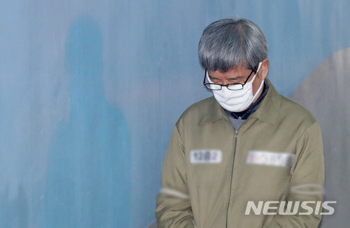 【서울=뉴시스】김선웅 기자 = 남상태 전 대우조선해양 사장이 지난해 12월7일 서울 서초구 서울중앙지법에서 열린 1심 선고 공판에 출석하고 있다. 2017.12.07. mangusta@newsis.com