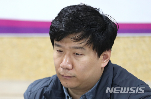 【서울=뉴시스】김선웅 기자 = 지난해 12월7일 오후 서울 서초구 민주사회를위한변호사모임(민변) 사무실에서 유우성씨가 기자회견 발언을 듣고 있다. 2017.12.07. mangusta@newsis.com