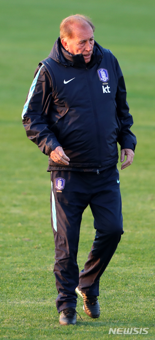 【도쿄(일본)=뉴시스】박주성 기자 = '2017 EAFF E-1 챔피언십'에 출전한 대한민국 축구대표팀 토니 그란데 수석 코치가 7일 오후 일본 도쿄 아지노모토 스타디움 웨스트 필드에서 선수들의 훈련 모습을 지켜보고 있다. 2017.12.07. park7691@newsis.com