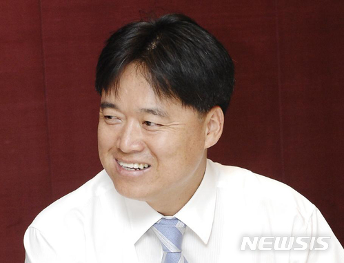 【서울=뉴시스】최승호 뉴스타파 PD가 7일 오후 방송문화진흥회 이사회에서 MBC 신임 사장에 선임됐다. 1986년 MBC PD로 입사한 최 신임 사장은'경찰청 사람들' '이제는 말할 수 있다' 'MBC스페셜' '3김 시대'를 거쳤고, 1995년 'PD 수첩'에 합류했다. 2005년 11월부터 2006년 1월까지 황우석 박사의 줄기세포 조작을 추적한 방송을 내보내 그해 한국방송프로듀서상 올해의 프로듀서상을 받았다. 최 신임 사장은 2010년 '170일 파업' 당시 해고됐다. 이후 고등법원에서 '해고 무효' 판결을 받았지만, 아직 대법원 선고가 확정되지 않아 이날까지도 '해직 PD' 신분이었다. 해고 이후에는 탐사보도 매체 '뉴스타파'를 만들었고, '자백'(2016) '공범자들'(2017) 등 다큐멘터리 영화를 제작·연출하기도 했다. 2017.12.07. (사진=뉴시스DB) photo@newsis.com