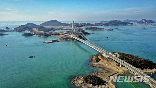 국립 군산대학교와 새만금개발청, (사)한국드론협회가 공동 주최한 '2017 새만금 드론 항공촬영 공모전'에서 최우상을 받은 '고군산군도',