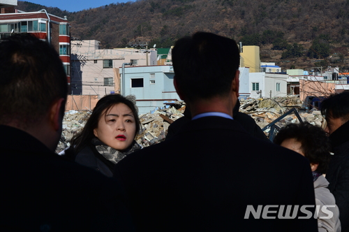 【창원=뉴시스】김기진 기자 = 8일 경남 창원시 마산합포구 교방동 재개발구역(회원1구역)내 한 거주자가 강제철거를 집행하는 인부들과 관계자들에게 항의하고 있다. 2017.12.08. sky@newsis.com