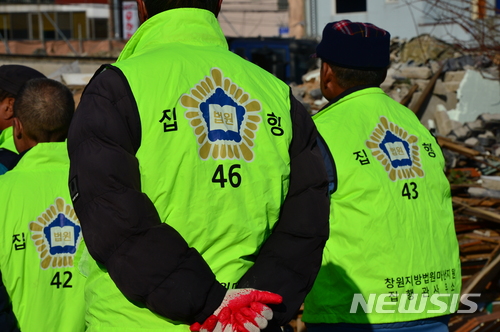 【창원=뉴시스】김기진 기자 = 8일 경남 창원시 마산합포구 교방동 재개발구역(회원1구역)내 한 거주자의 집을 강제철거하기 위해 인부들이 대기하고 있다. 2017.12.08.   sky@newsis.com