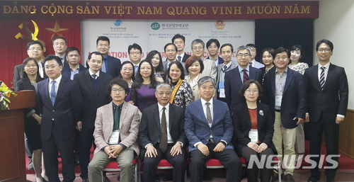 【울산=뉴시스】구미현 기자 = 한국산업인력공단은 8일 베트남 해외이민청(하노이)에서 베트남 정부·한국이민학회와 함께 '외국인근로자의 국내 체류지원' 등을 주제로 국제정책세미나를 개최했다. 사진 앞줄 오른쪽 두 번째부터 한국산업인력공단 우봉우 외국인력국장, 베트남 노동보훈사회부 뜨안 마우 띠엡(Doan Mau Diep) 차관. 2017.12.08. (사진=한국산업인력공단 제공)photo@newsis.com