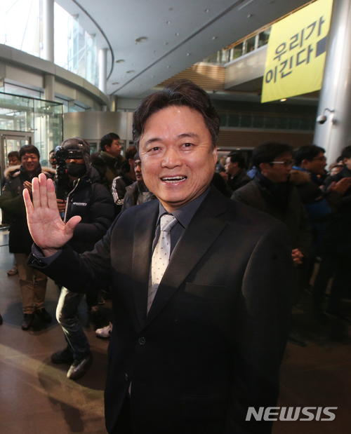 【서울=뉴시스】고승민 기자 = 최승호 신임 MBC 사장이 8일 오전 서울 마포구 MBC신사옥에서 열린 사장과 노조의 공동선언문 낭독행사를 마친 뒤 노조원들에게 인사하며 집무실로 향하고 있다. 2017.12.08. photo@newsis.com