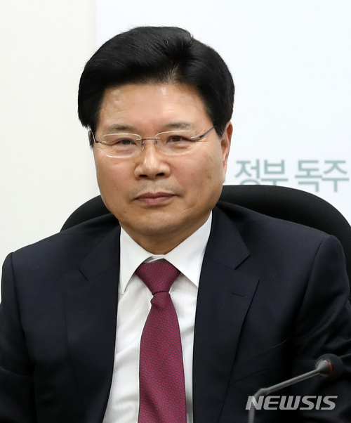 【서울=뉴시스】이영환 기자 = 홍문종 자유한국당 의원이 지난해 12월8일 국회 자유한국당 정책위회의실에서 열린 초선의원-원내대표 후보 모임에 참석한 모습. 2017.12.08.  20hwan@newsis.com