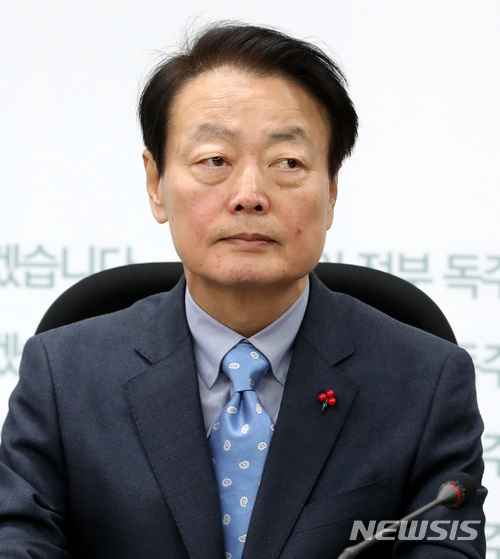 【서울=뉴시스】이영환 기자 = 자유한국당 원내대표 경선을 나흘 앞둔 8일 오전 서울 여의도 국회 자유한국당 정책위회의실에서 열린 초선의원-원내대표 후보 모임에 참석한 한선교 후보가 자리에 앉아 있다. 2017.12.08.&nbsp; 20hwan@newsis.com