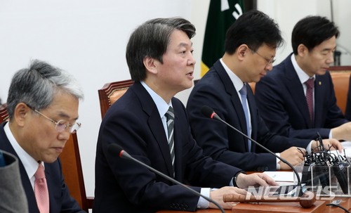 【서울=뉴시스】홍효식 기자 = 국민의당 안철수(왼쪽 둘째) 대표가 8일 오전 서울 여의도 국회에서 열린 제39차 최고위원회의에 참석해 김대중 전 대통령의 100억원 비자금 조성 의혹의 제보자가 박주원 최고위원으로 확인됐다는 언론보도와 관련해 모두발언을 하고 있다. 왼쪽부터 김동철 원내대표, 안 대표, 장진영 최고위원, 이용호 정책위의장. 2017.12.08.&nbsp; yesphoto@newsis.com