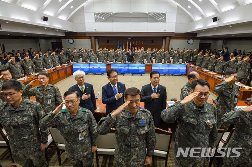 【서울=뉴시스】 사진공동취재단 = 송영무 국방부 장관을 비롯한 군 주요지휘관들이 지난해 12월8일 오전 서울 용산구 국방부 대회의실에서 열린 '2017년 연말 전군 주요지휘관회의'에서 국기에 대한 경례를 하고 있다. 2017.12.08. photo@newsis.com