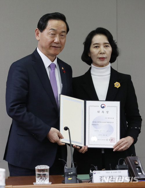 【서울=뉴시스】최동준 기자 = 김상곤 사회 부총리 겸 교육부 장관이 8일 서울 중구 한국장학재단에서 열린 제1차 사학혁신위원회에서 박상임 위원장에게 위촉장을 수여한 뒤 기념촬영을 하고 있다. 2017.12.08. photocdj@newsis.com