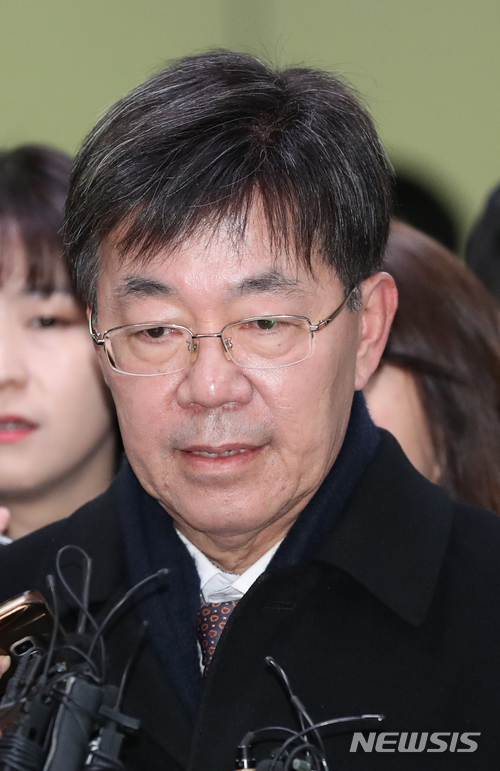 【서울=뉴시스】임태훈 기자 = '돈봉투 만찬'으로 재판에 넘겨진 이영렬 전 서울중앙지검장이 지난해 12월8일 오전 서울 서초구 서울중앙지방법원에서 열린 부정청탁 및 금품 등 수수의 금지에 관한 법률 위반 선고공판에서 무죄를 선고받은 후 법정을 나서며 취재진의 질문에 답변하고 있다. 2017.12.08. taehoonlim@newsis.com