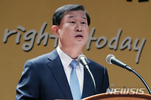 【서울=뉴시스】고승민 기자 = 이성호 국가인권위원회 위원장이 8일 오전 서울 종로구 정부서울청사에서 열린 세계인권선언 69주년 기념식에서 기념사를 하고 있다. 2017.12.08. kkssmm99@newsis.com