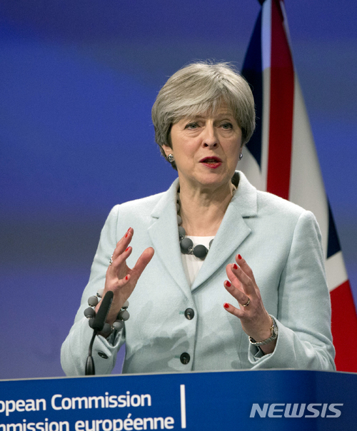【브뤼셀=AP/뉴시스】테리사 메이 영국 총리가 8일(현지시간) 벨기에 브뤼셀에 있는 유럽연합(EU) 본부에서 장 클로드 융커 EU 집행위원장과 함께 기자회견을 열어 브렉시트 1단계 협상이 성공적으로 마무리됐다고 밝히고 있다.2017.12.08