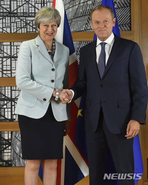 【브뤼셀=AP/뉴시스】테리사 메이 영국 총리가 8일(현지시간) 벨기에 브뤼셀에서 도날트 투스크 유럽연합(EU)정상회의 상임의장과 만나 악수하고 있다. 이날 EU집행위원회와 메이 총리는 브렉시트 1단계 협상이 성공적으로 마무리됐다고 밝혔다. 2017.12.08