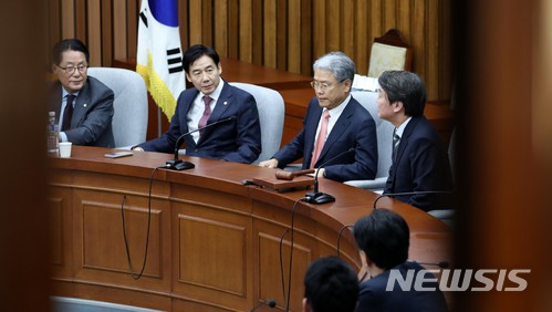【서울=뉴시스】홍효식 기자 = 8일 오후 서울 여의도 국회 본청 제3회의장에서 열린 국민의당 당내 긴급현안 논의를 위한 최고위원-국회의원 비공개 연석회의에 참석한 안철수(오른쪽부터) 대표, 김동철 원내대표, 이용호 정책위의장, 박지원 전 대표 등이 대화를 나누고 있다. 2017.12.08.&nbsp; yesphoto@newsis.com
